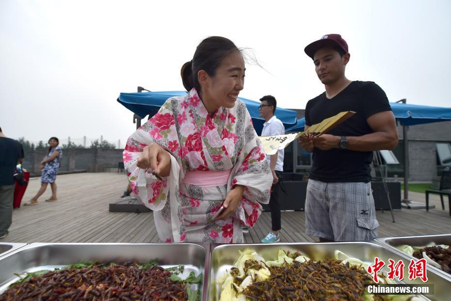 В Пекине прошла дегустация “странных китайских блюд” для иностранцев