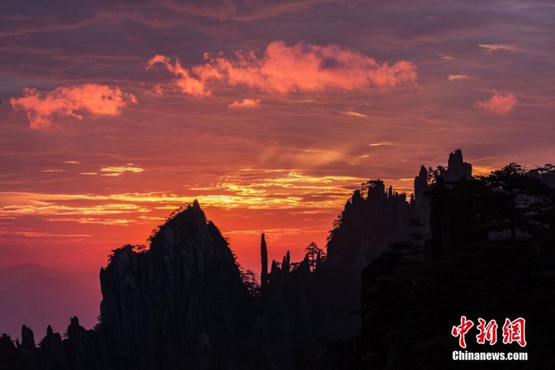 Живописные пейзажи рассветов в горах Хуаншань