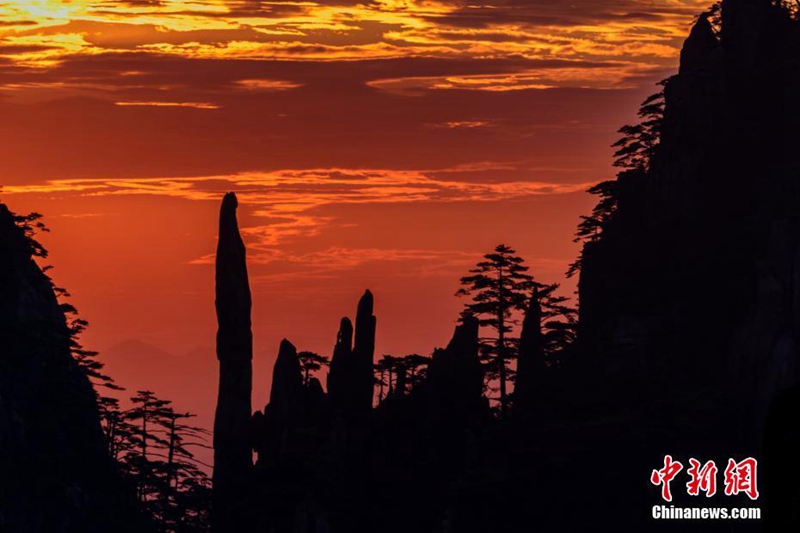 Живописные пейзажи рассветов в горах Хуаншань