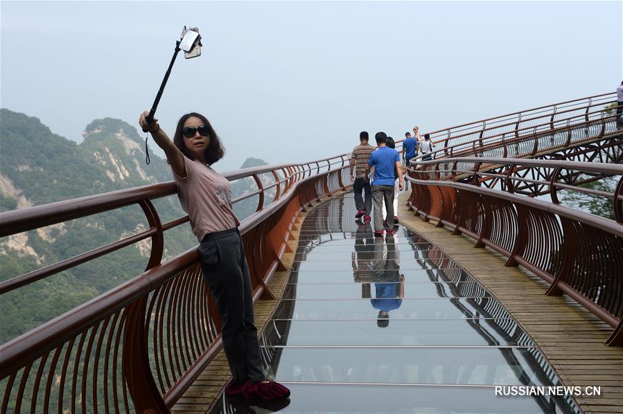 Прогулка по стеклянным мосткам над пропастью в провинции Шэньси