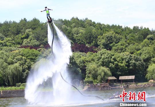 Необыкновенное шоу "Полет над водой" на озере Тяньму