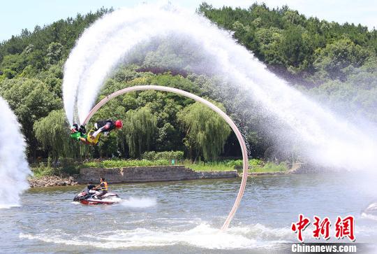 Необыкновенное шоу "Полет над водой" на озере Тяньму