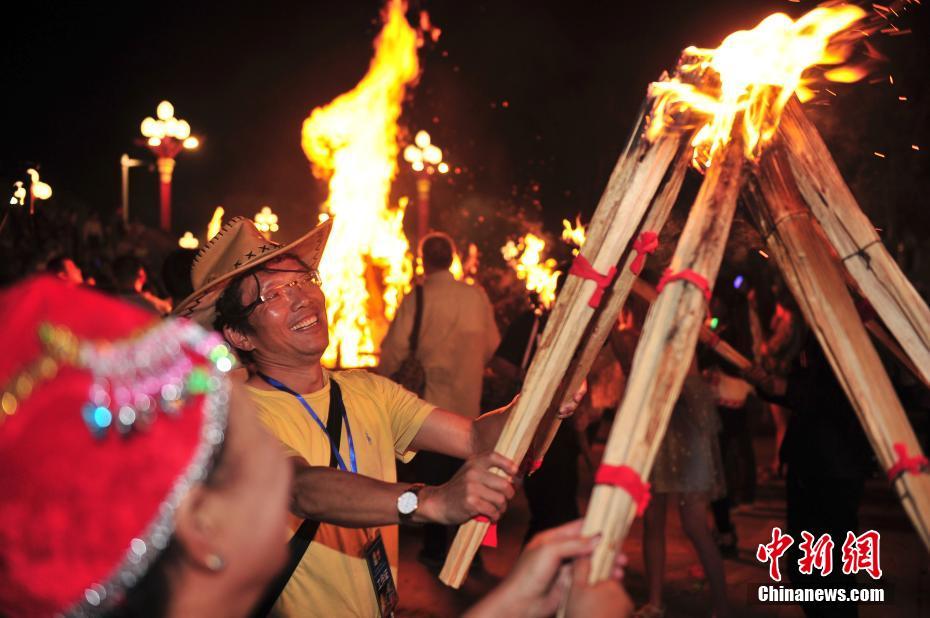 В столице Чусюн-Ийского автономного округа провинции Юньнань городе Чусюн встречают праздник факелов