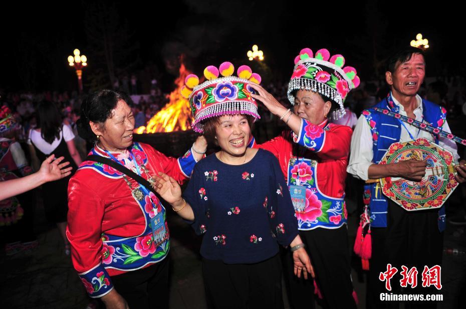 В столице Чусюн-Ийского автономного округа провинции Юньнань городе Чусюн встречают праздник факелов