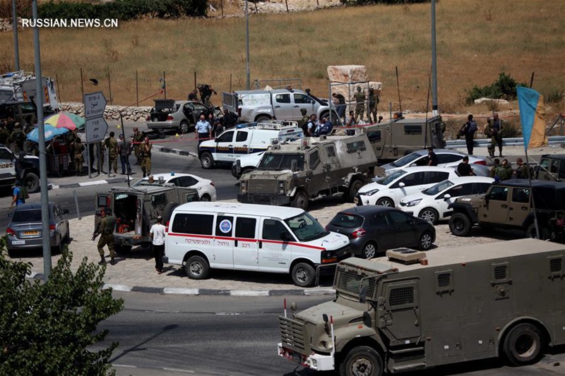 Израильские военные застрелили палестинца, на автомобиле сбившего солдат армии Израиля