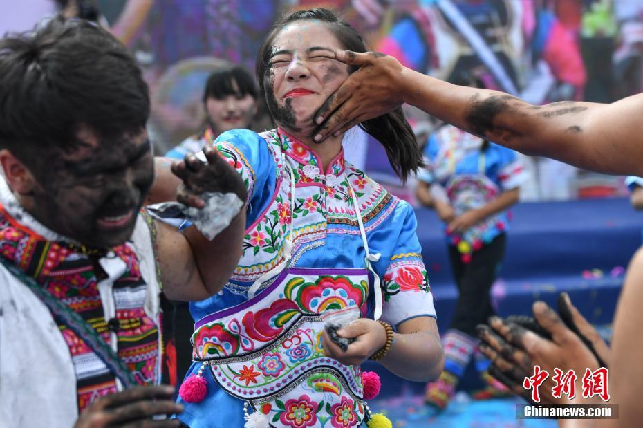 В провинции Юньнань прошел Фестиваль раскрашенных лиц