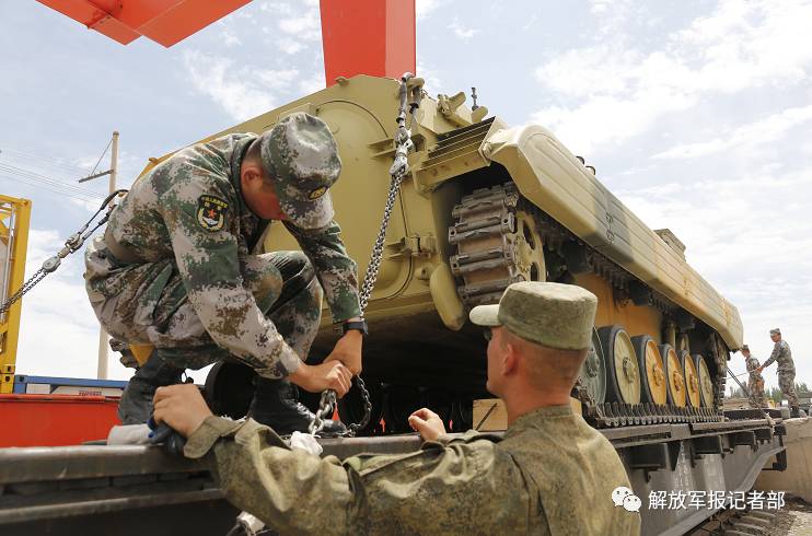 Оружие и техника иностранных войск доставлены в Китай для участия в Международных армейских играх - 2017