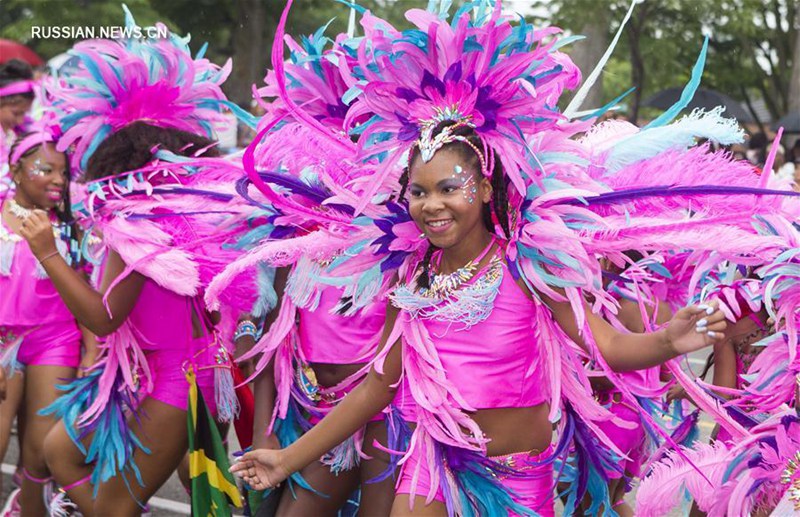 В Торонто прошло шествие подростков в рамках Карибского карнавала