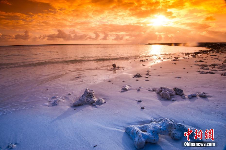 Фото: Теплое и ласковое море в городе Саньша островной китайской провинции Хайнань