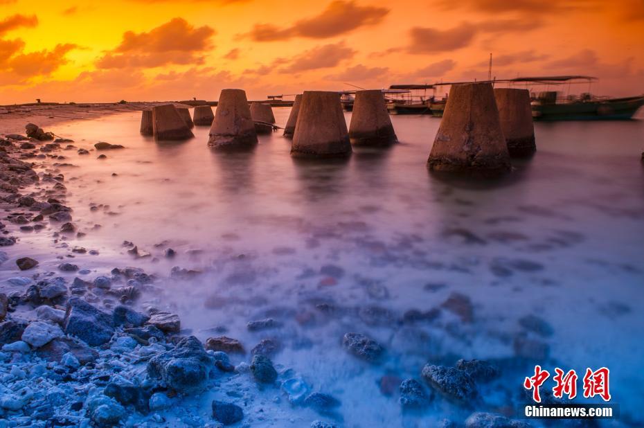 Фото: Теплое и ласковое море в городе Саньша островной китайской провинции Хайнань