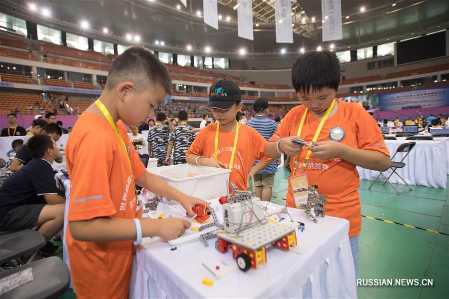 В Ухане стартовал национальный финал всемирного юношеского конкурса роботов RoboCom -- 2017
