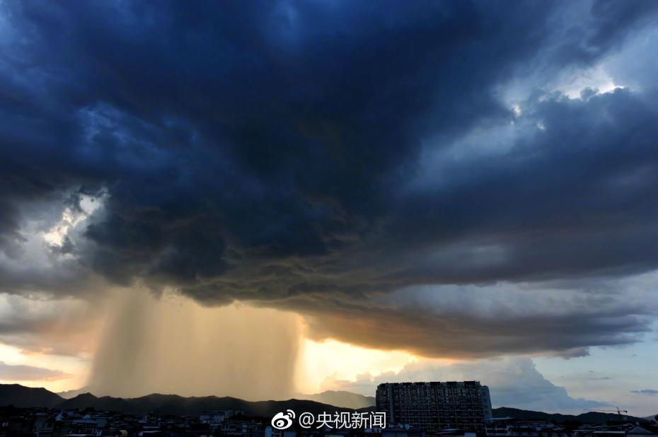 В небе над провинцией Фуцзянь появился "огромный столб"