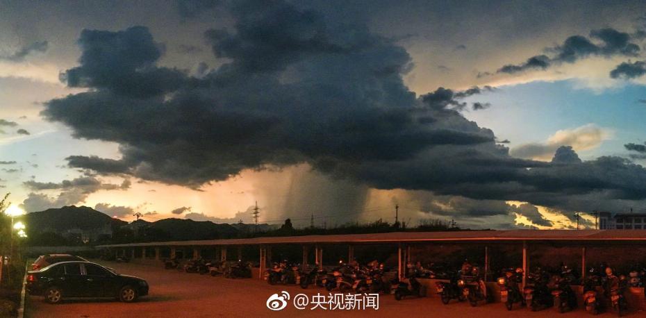 В небе над провинцией Фуцзянь появился "огромный столб"