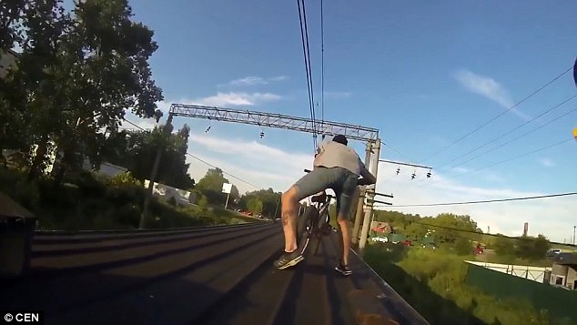 Парни из России устроили велосипедную езду на крыше поезда