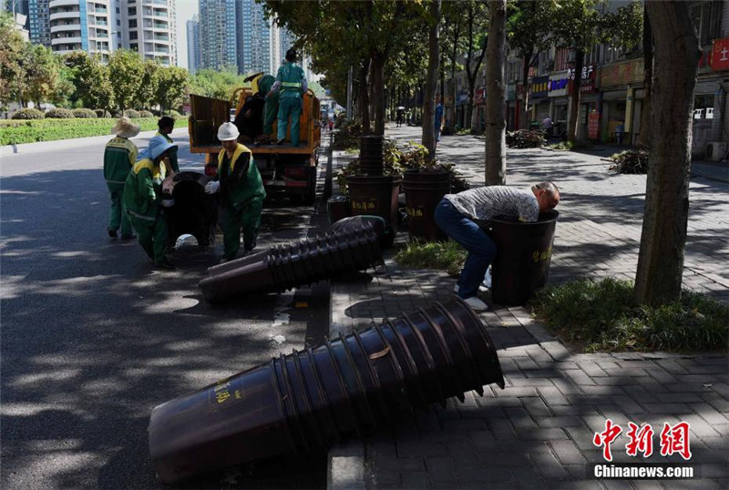 В Чунцине объявлено "красное" предупреждение в связи с повышением температуры воздуха, 4000 баков для поливки деревьев появились на улицах