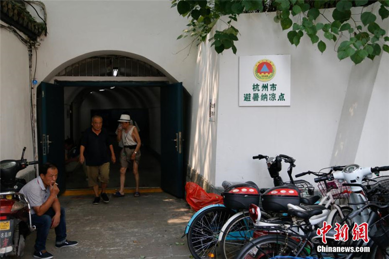 Жители города Ханчжоу наслаждаются прохладой в убежище гражданской обороны