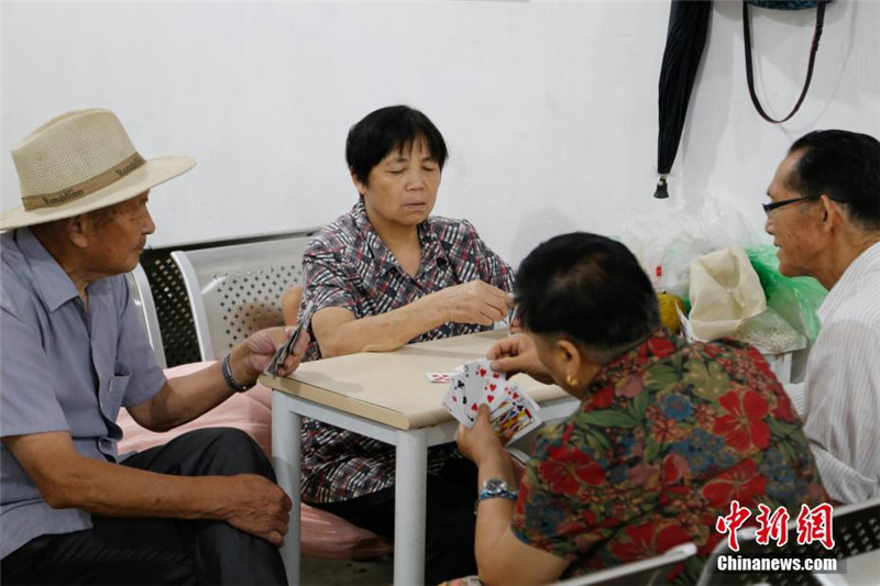 Жители города Ханчжоу наслаждаются прохладой в убежище гражданской обороны