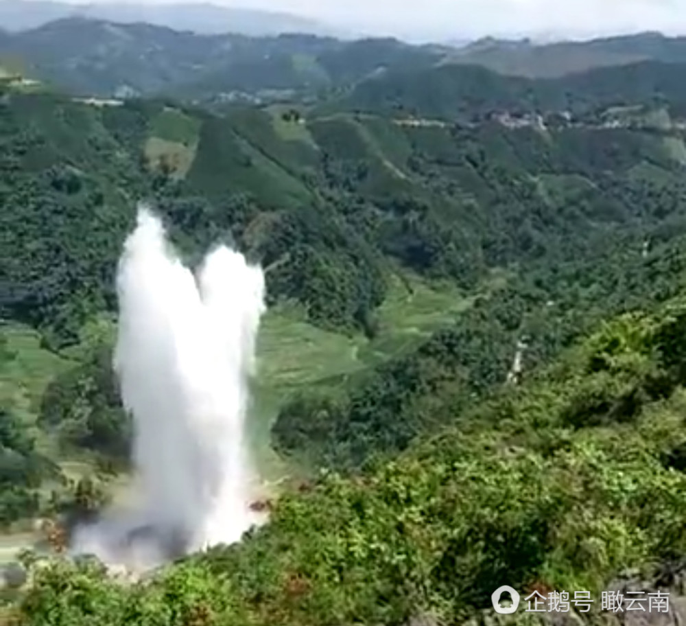 Чудо в провинции Юньнань: вода "стреляет" в небо