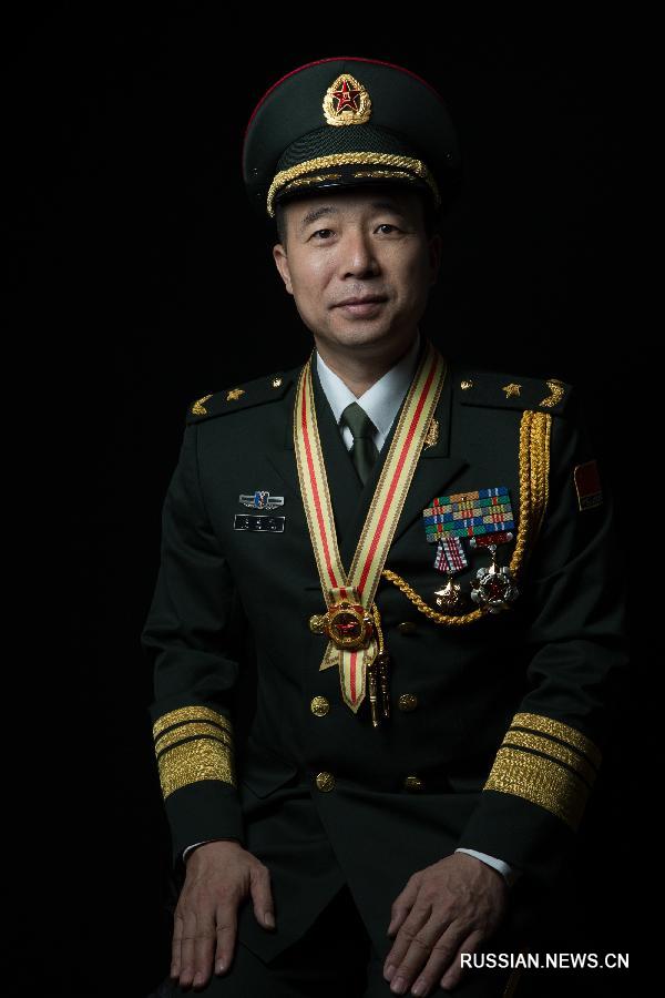Си Цзиньпин подписал указ о награждении военных офицеров