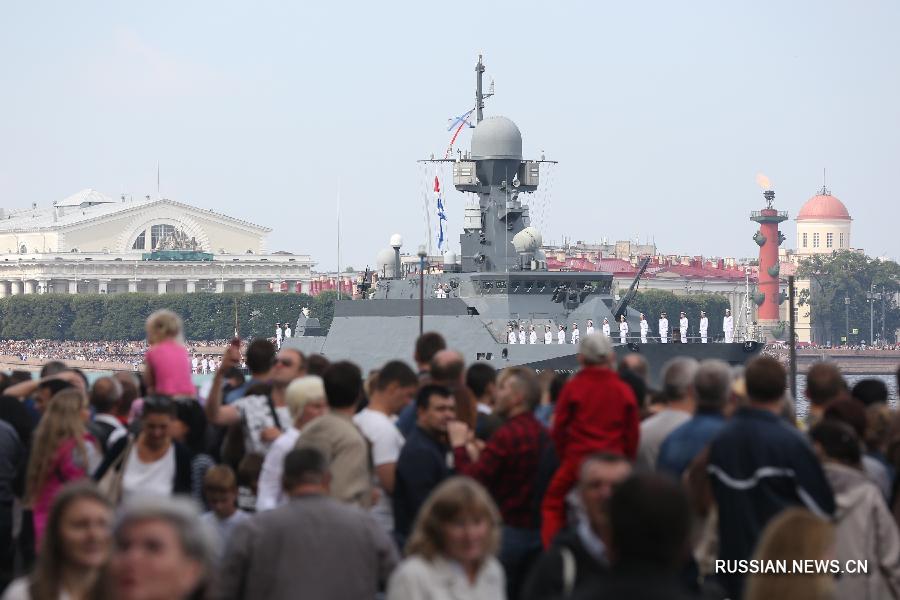 Более 700 тыс зрителей пришли на главный парад в честь Дня ВМФ РФ