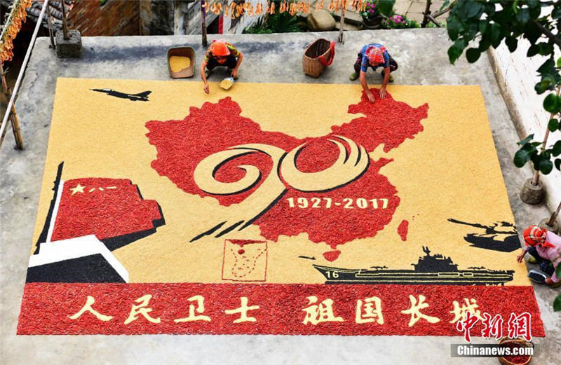 Жительница китайской деревни составила картину из сельскохозяйственных культур в честь Дня НОАК