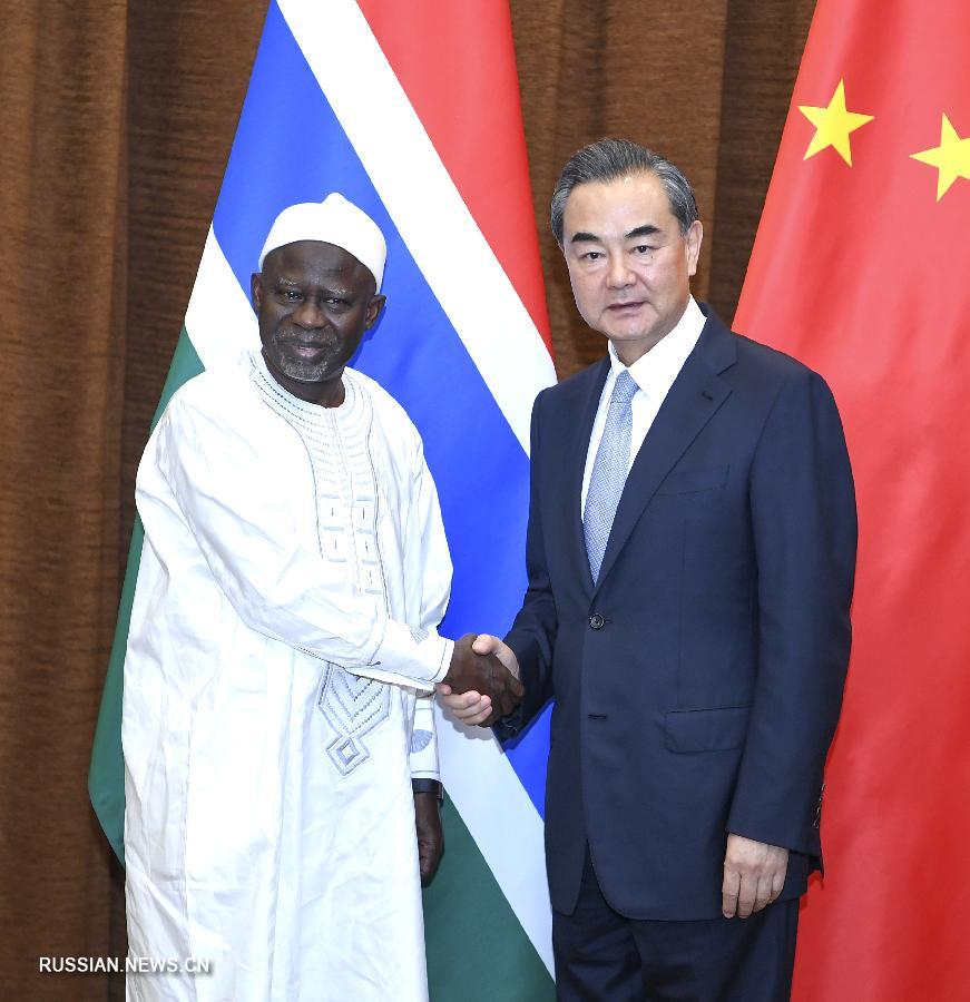 Ван И провел переговоры с главой МИД Гамбии У.Дарбо