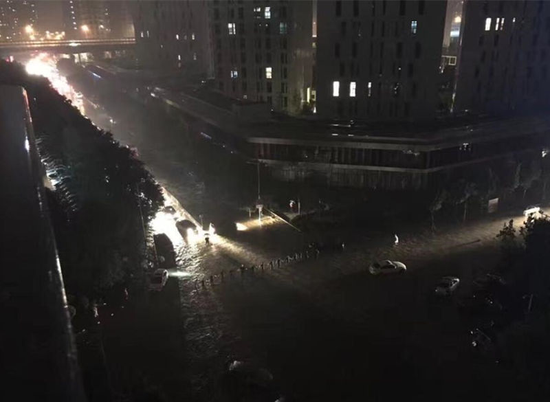 Улицы района Фаншань города Пекин затопило ливнем