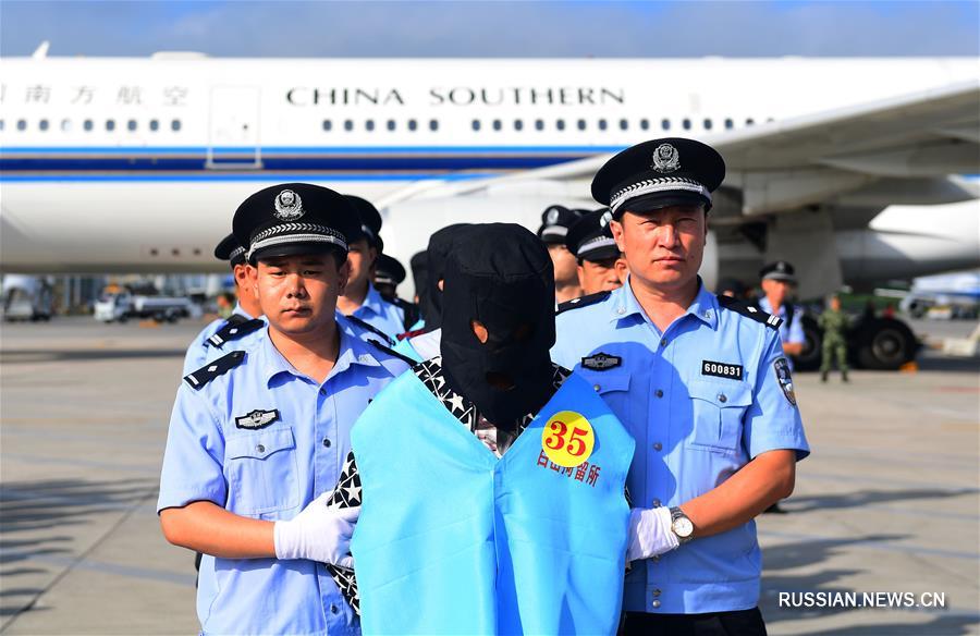 77 подозреваемых в телекоммуникационном и интернет-мошенничестве доставлены полицией с Фиджи в Китай
