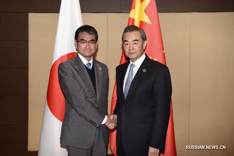 Ван И встретился с министром иностранных дел Японии Таро Коно
