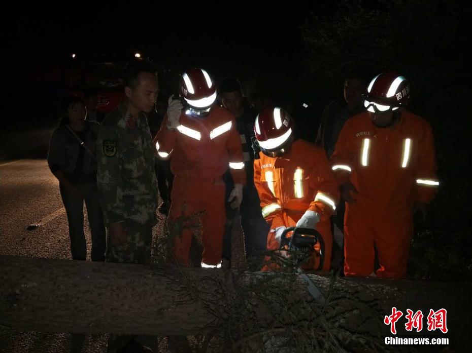 Западная зона боевого командования НОАК готова к спасательным работам после землетрясения в провинции Сычуань