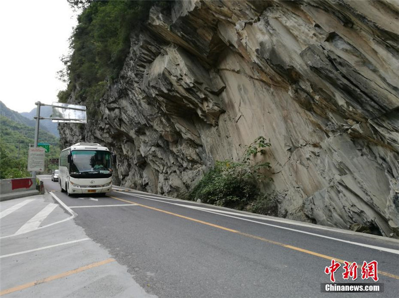 Туристы поочередно эвакуируются из пострадавшего от землетрясения района Цзючжайгоу провинции Сычуань