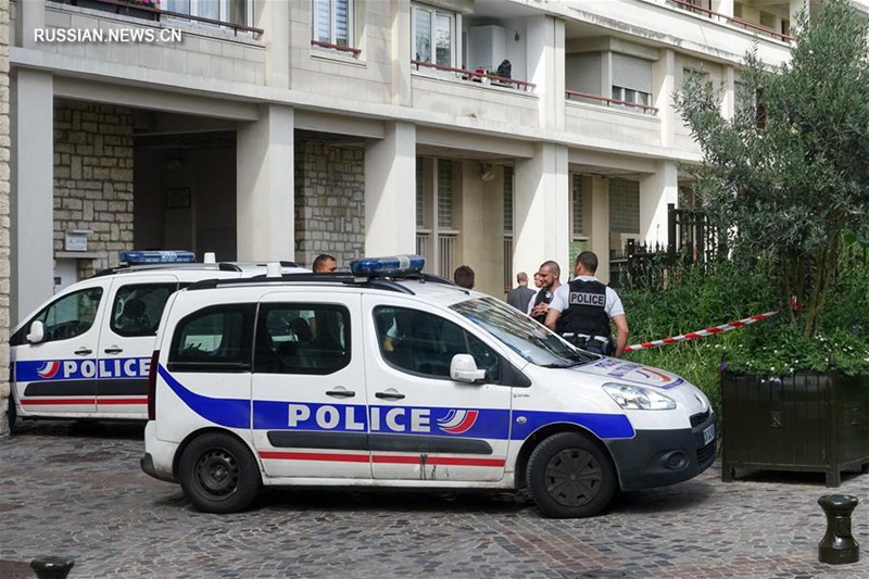 При наезде автомобиля на военнослужащих на окраине Парижа пострадали шесть человек