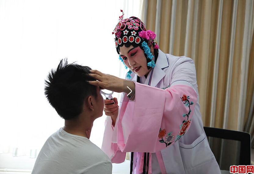 В одной из больниц Пекина врач с гримом актера пекинской оперы принимает пациентов