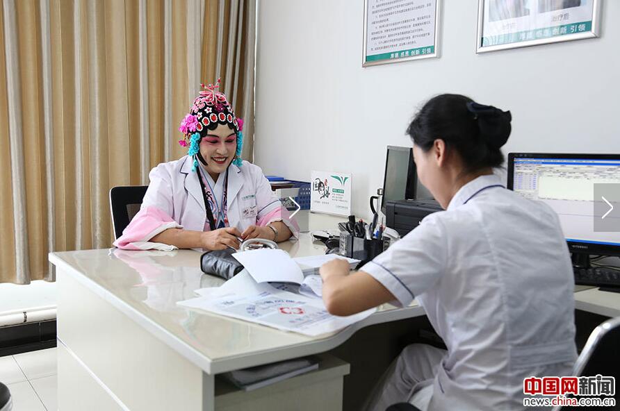 В одной из больниц Пекина врач с гримом актера пекинской оперы принимает пациентов
