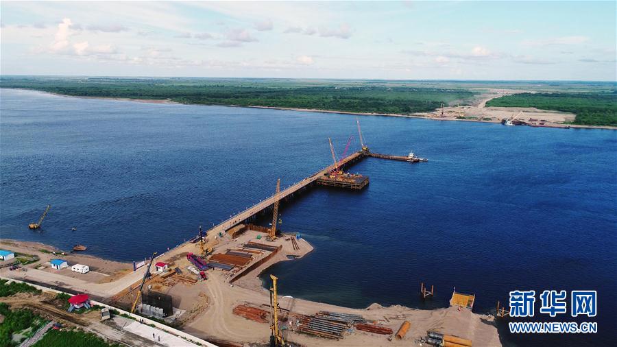 Продолжается строительство китайско-российского моста через реку Хэйлунцзян
