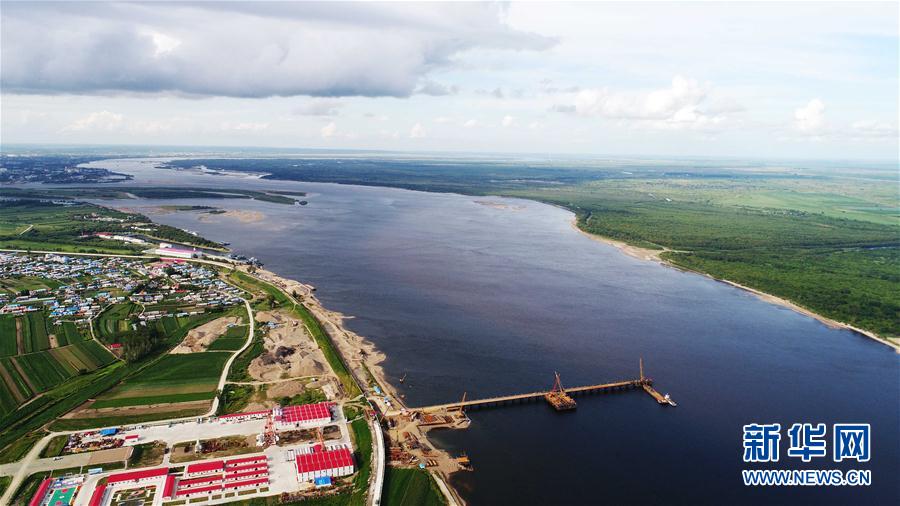 Продолжается строительство китайско-российского моста через реку Хэйлунцзян