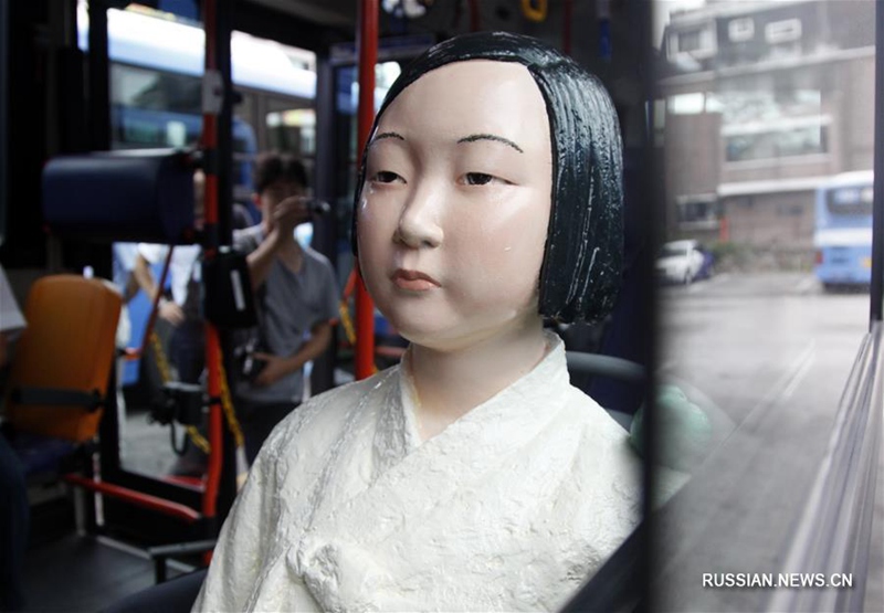 В сеульских автобусах появились статуи "женщин для утешения"