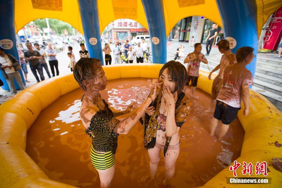 В городе Тайюань молодёжь играет с грязью
