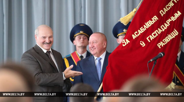 Лукашенко вручил Почетное государственное знамя Беларуси коллективу "Савушкиного продукта"
