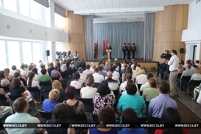 Лукашенко вручил Почетное государственное знамя Беларуси коллективу "Савушкиного продукта"