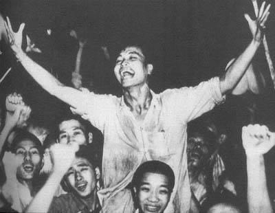 Лица людей наполнены радостью победы, все весело празднуют победу над японскими захватчиками, 15 августа 1945 года, Чунцин.