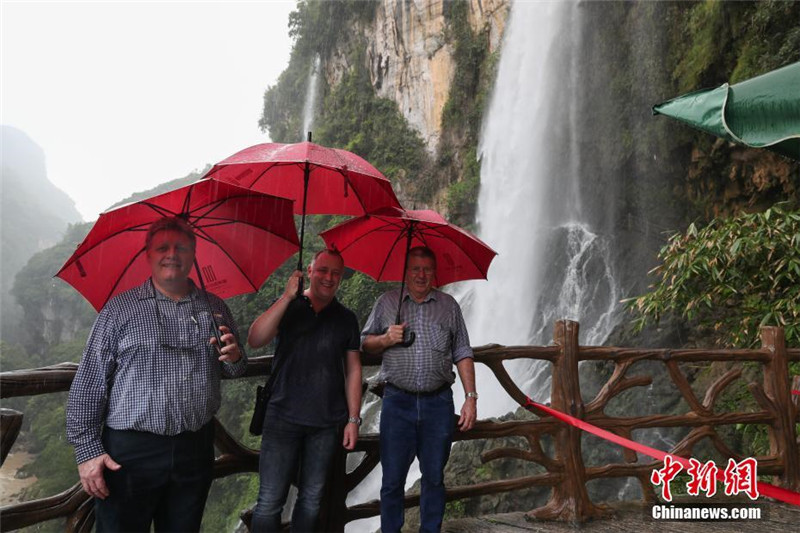 В горное ущелье реки Малинхэ провинции Гуйчжоу съехались туристы со всего мира