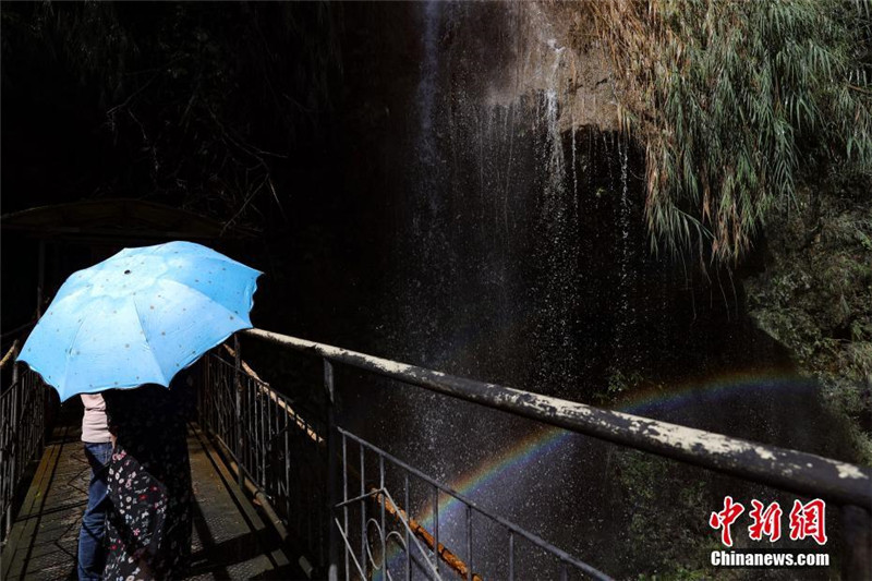 В горное ущелье реки Малинхэ провинции Гуйчжоу съехались туристы со всего мира