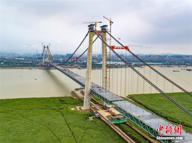 Самый длинный в Китае по пролету подвесной мост со стальной решётчатой балкой сомкнулся