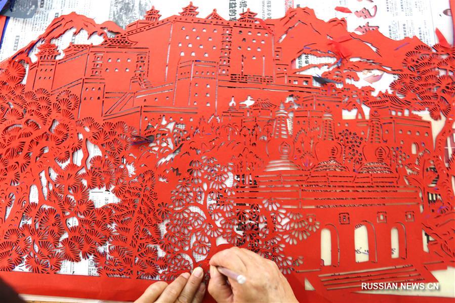 Традиции маньчжурского вырезания из бумаги сохраняют в провинции Хэбэй
