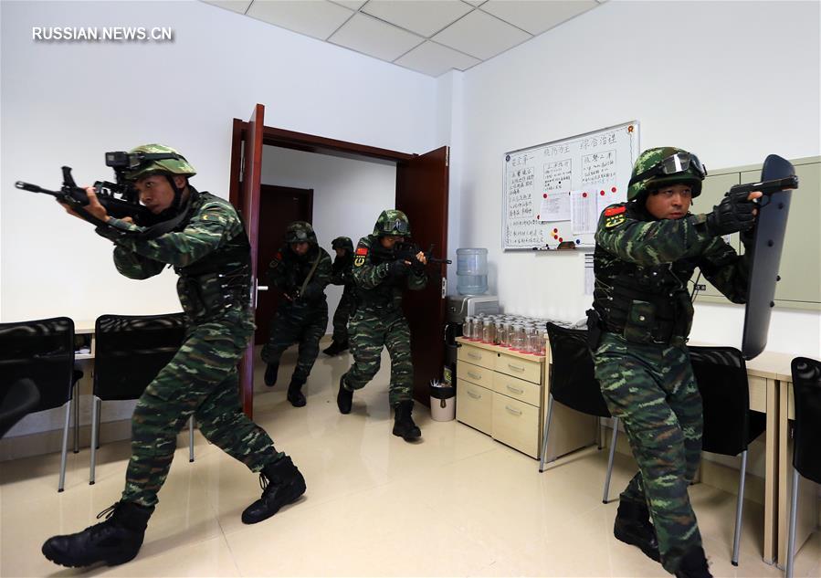 В городе Яньтай прошли межрайонные комплексные антитеррористические учения вооруженной полиции
