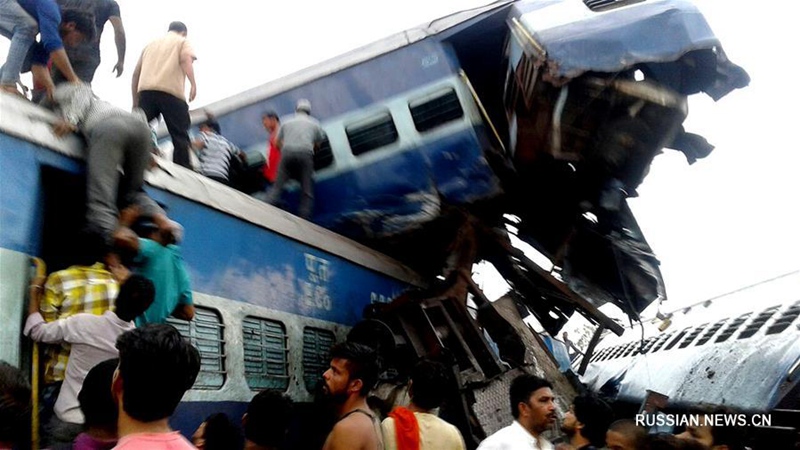 Число погибших при крушении поезда в Индии возросло до 23 человек