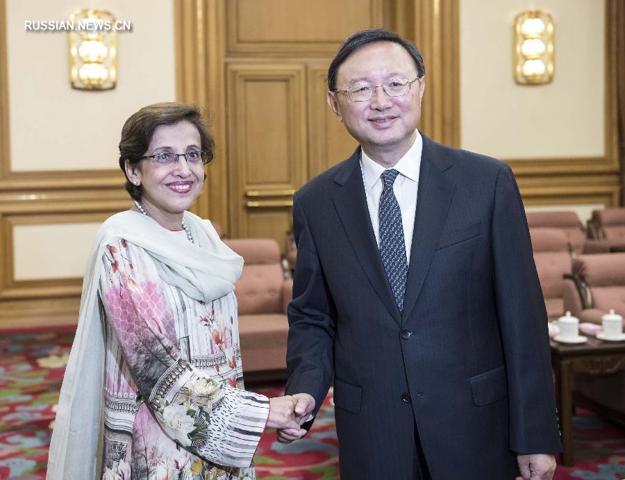 Ян Цзечи встретился с секретарем госминистра иностранных дел Пакистана Техминой Джанджуа