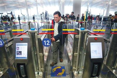 В аэропорту Пекина внедрена система самообслуживания по пограничному досмотру при выезде из страны 