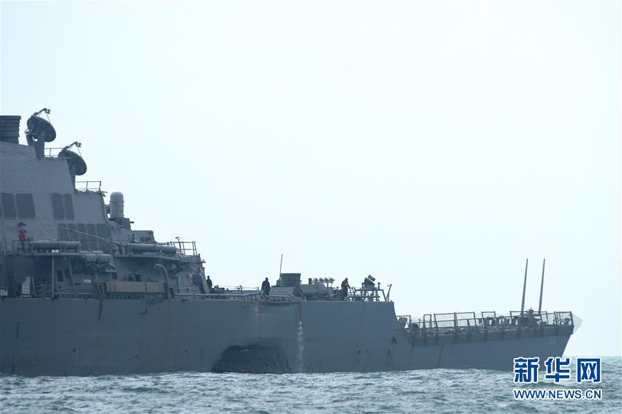 На борту столкнувшегося с танкером американского эсминца обнаружены человеческие останки